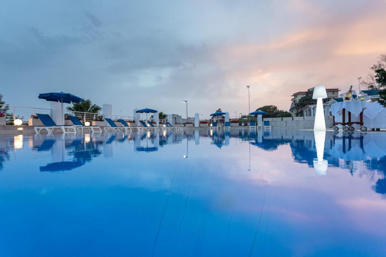 Club Azzurro Hotel & Resort Порто-Чезарео Екстер'єр фото