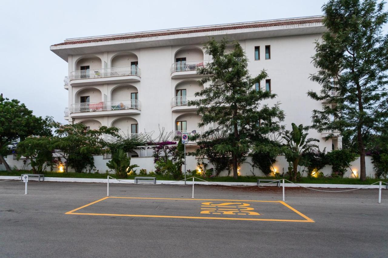 Club Azzurro Hotel & Resort Порто-Чезарео Екстер'єр фото