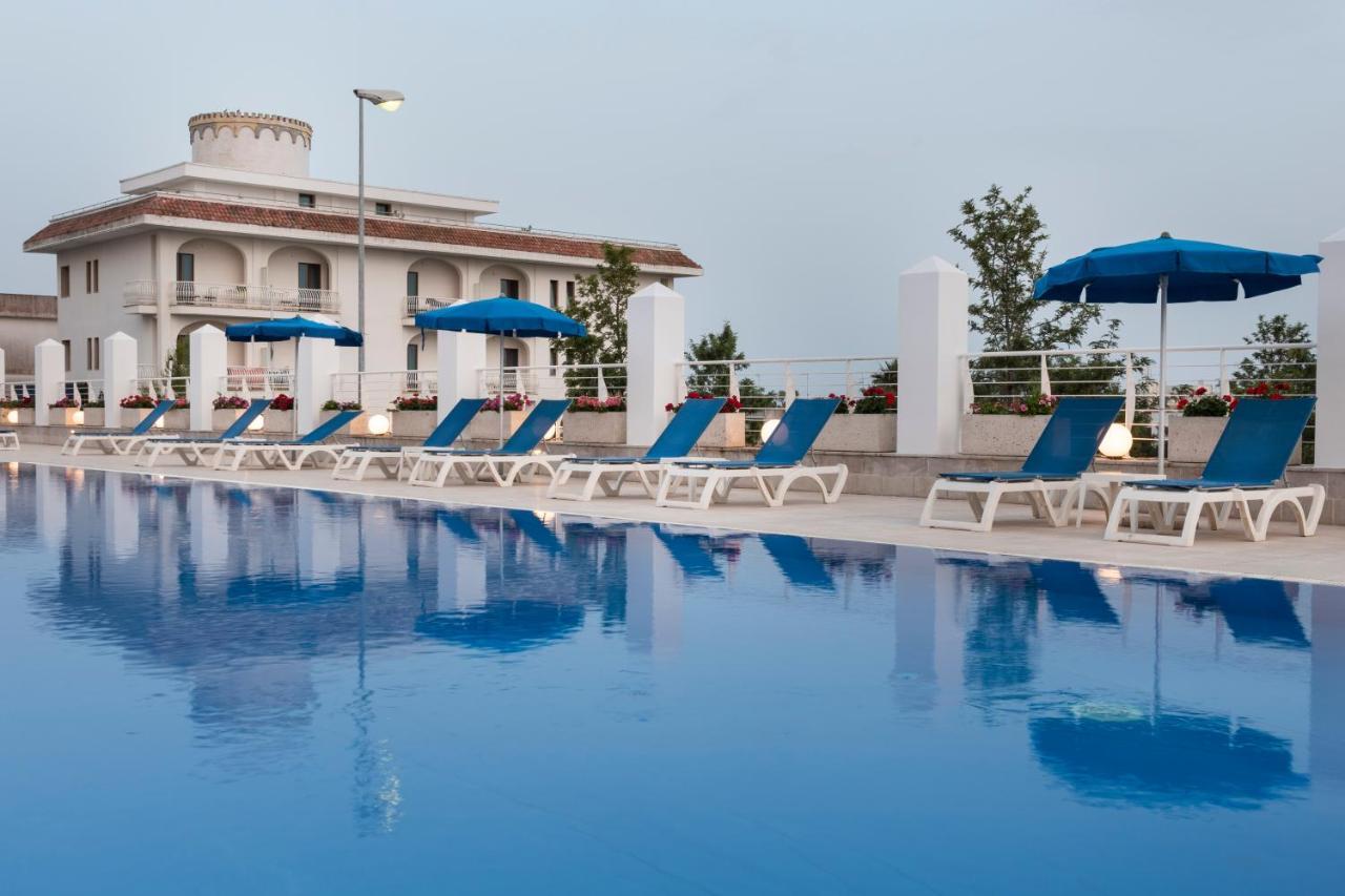 Club Azzurro Hotel & Resort Порто-Чезарео Екстер'єр фото